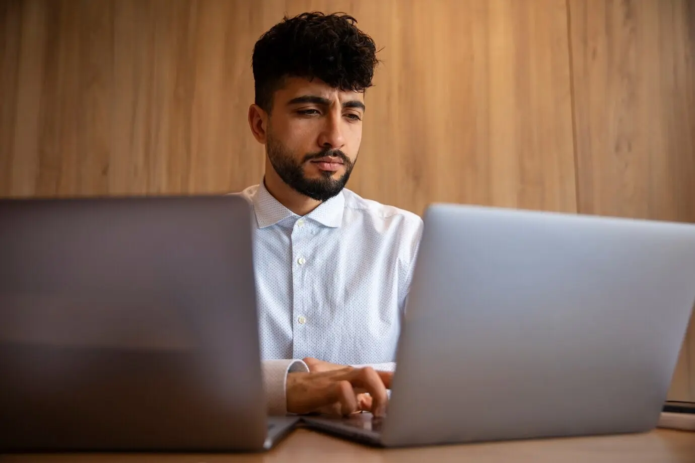 Employé de bureau utilisant des graphiques financiers