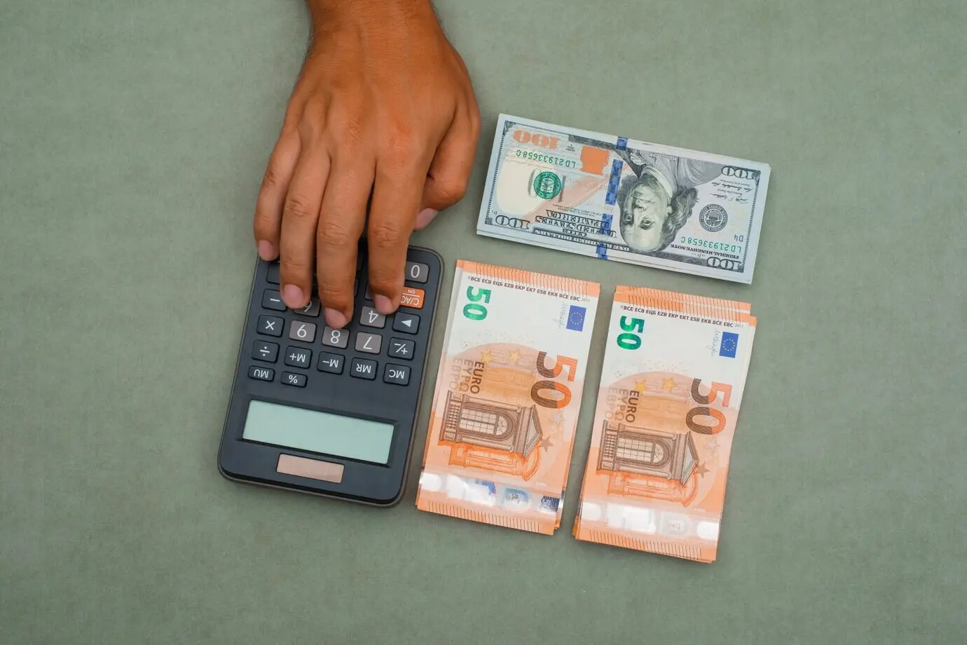 Un homme utilisant une calculatrice.